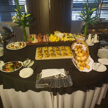 ホテル リーガル パシフィック プエルト マデロ ブエノスアイレス エクステリア 写真 A buffet table