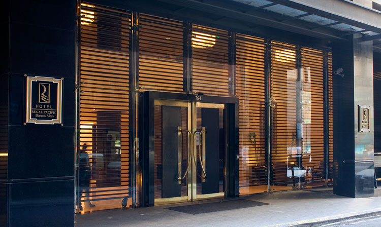 ホテル リーガル パシフィック プエルト マデロ ブエノスアイレス エクステリア 写真 Entrance to the hotel