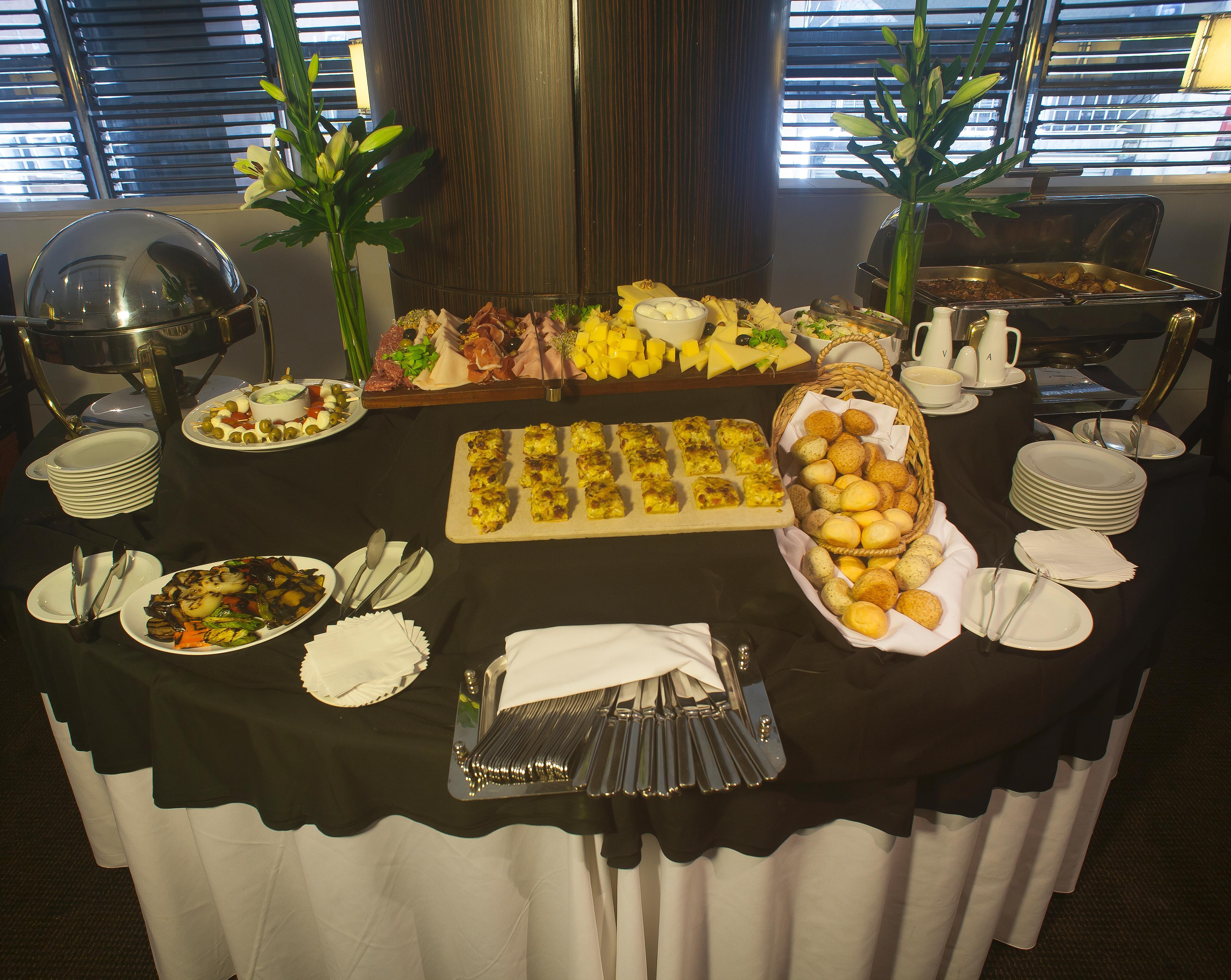 ホテル リーガル パシフィック プエルト マデロ ブエノスアイレス エクステリア 写真 A buffet table