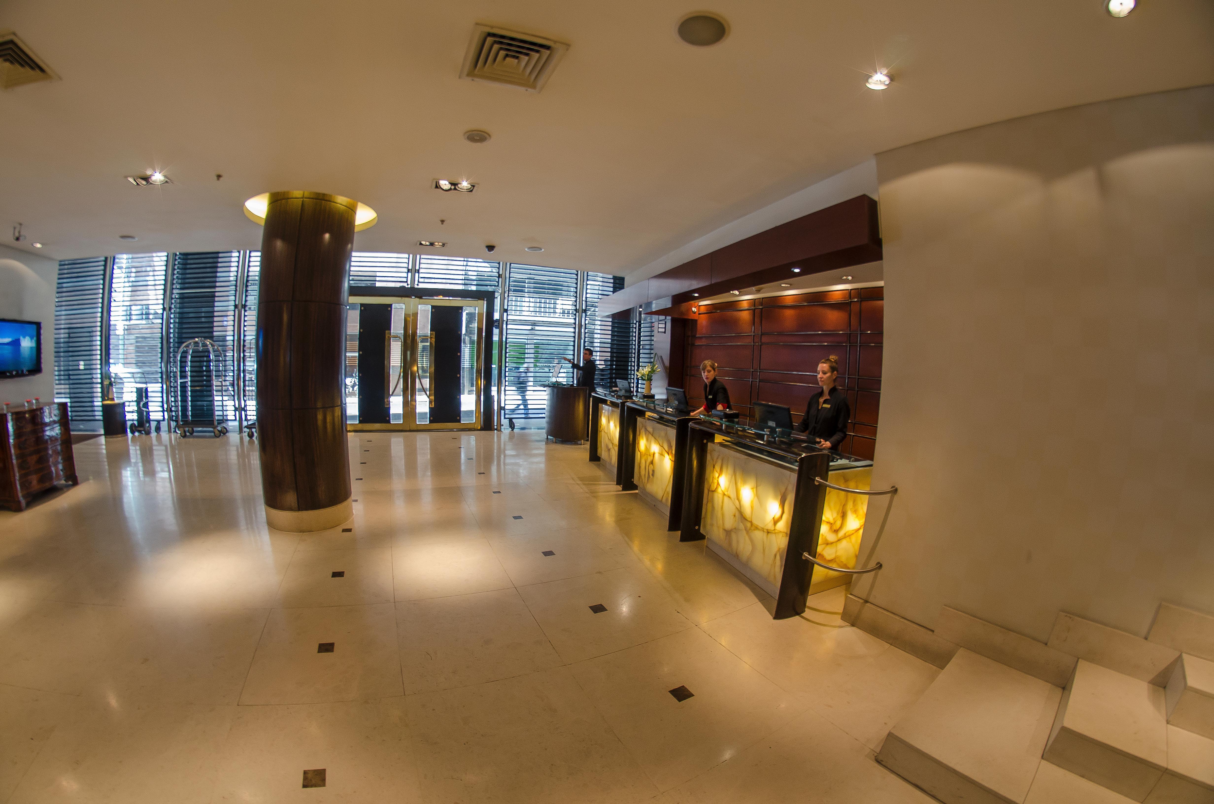 ホテル リーガル パシフィック プエルト マデロ ブエノスアイレス エクステリア 写真 The lobby of the hotel