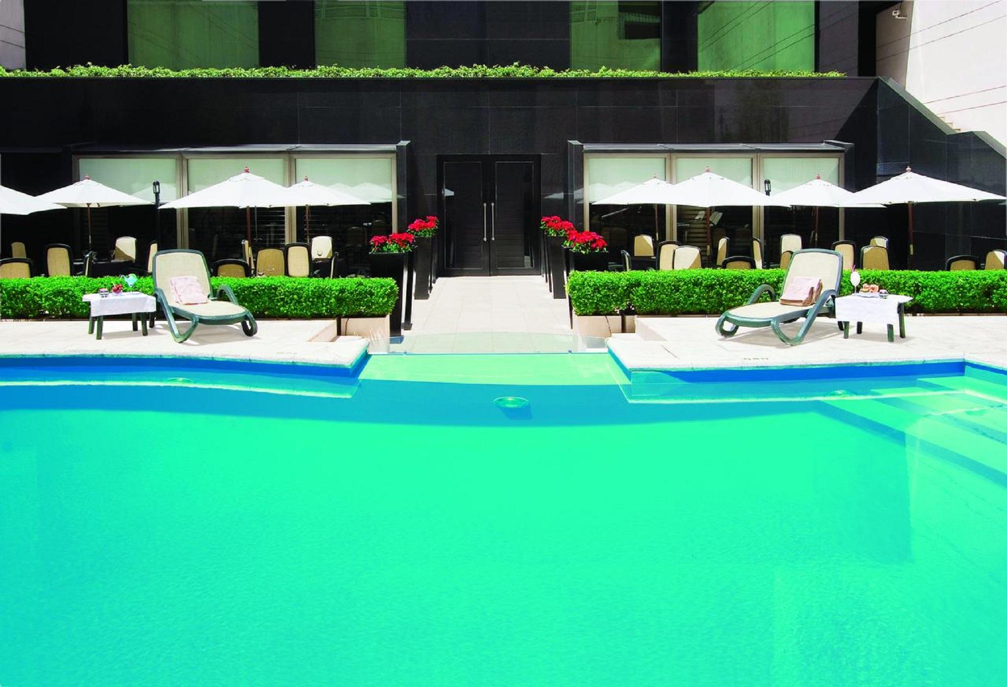 ホテル リーガル パシフィック プエルト マデロ ブエノスアイレス エクステリア 写真 The pool at the hotel