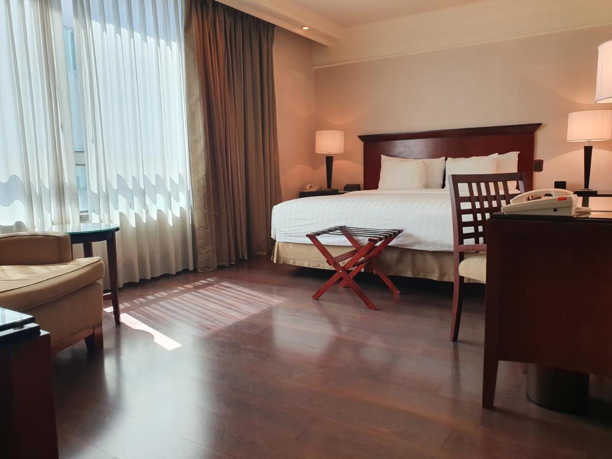 ホテル リーガル パシフィック プエルト マデロ ブエノスアイレス エクステリア 写真 A room at the hotel