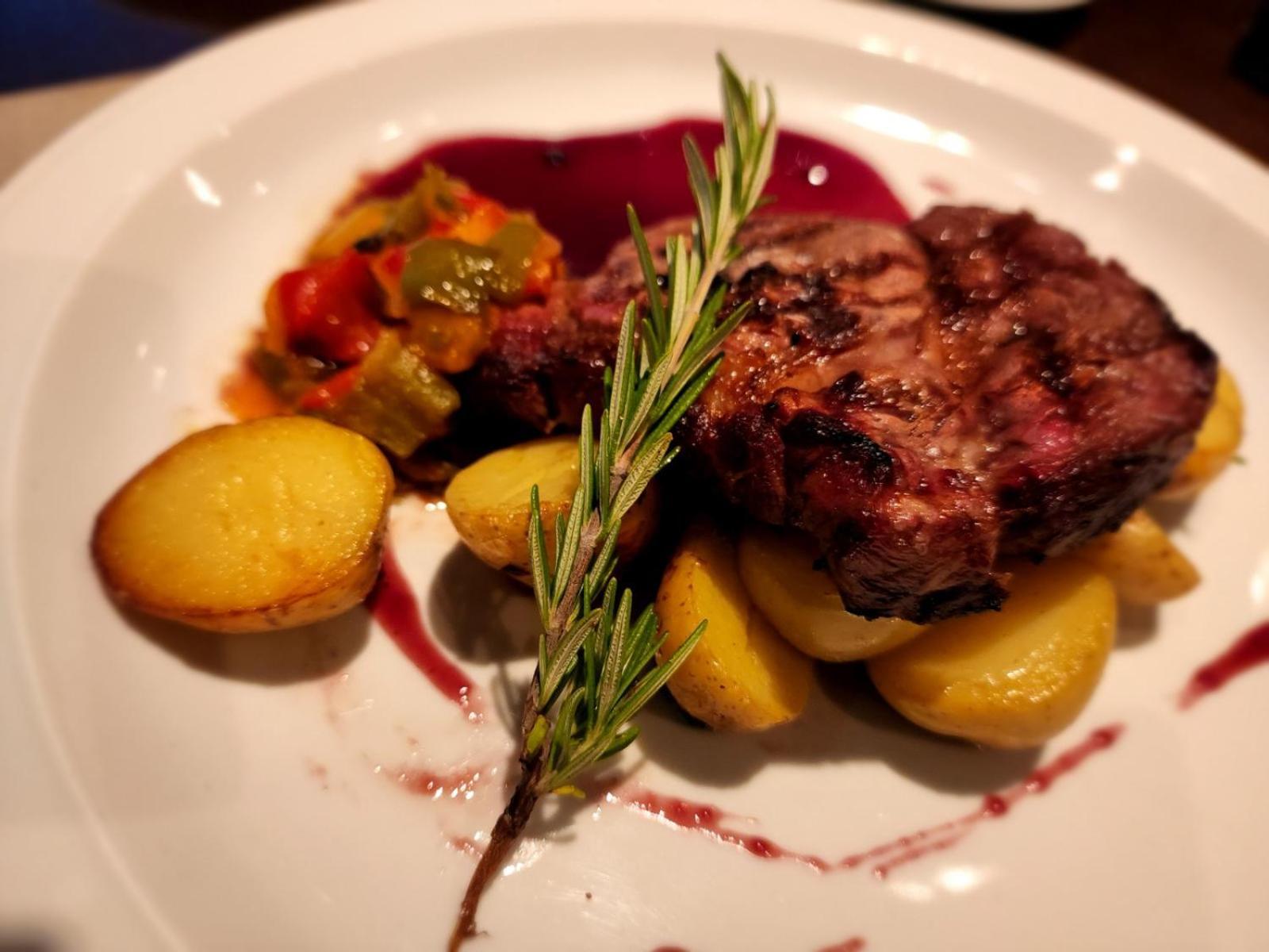 ホテル リーガル パシフィック プエルト マデロ ブエノスアイレス エクステリア 写真 A steak prepared with a sprig of rosemary