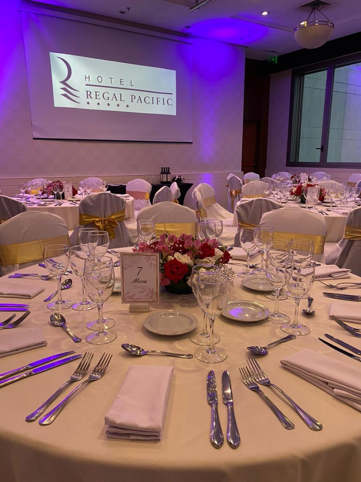 ホテル リーガル パシフィック プエルト マデロ ブエノスアイレス エクステリア 写真 A table set for a formal dinner