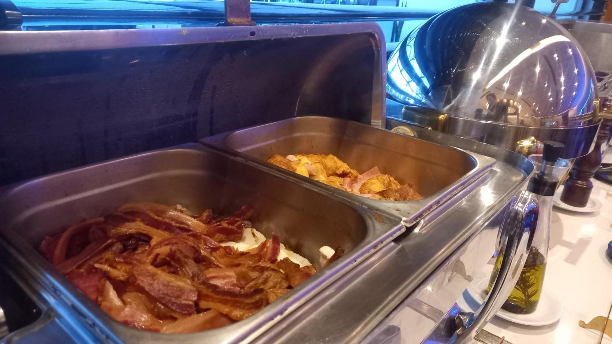 ホテル リーガル パシフィック プエルト マデロ ブエノスアイレス エクステリア 写真 Bacon and sausages at a buffet