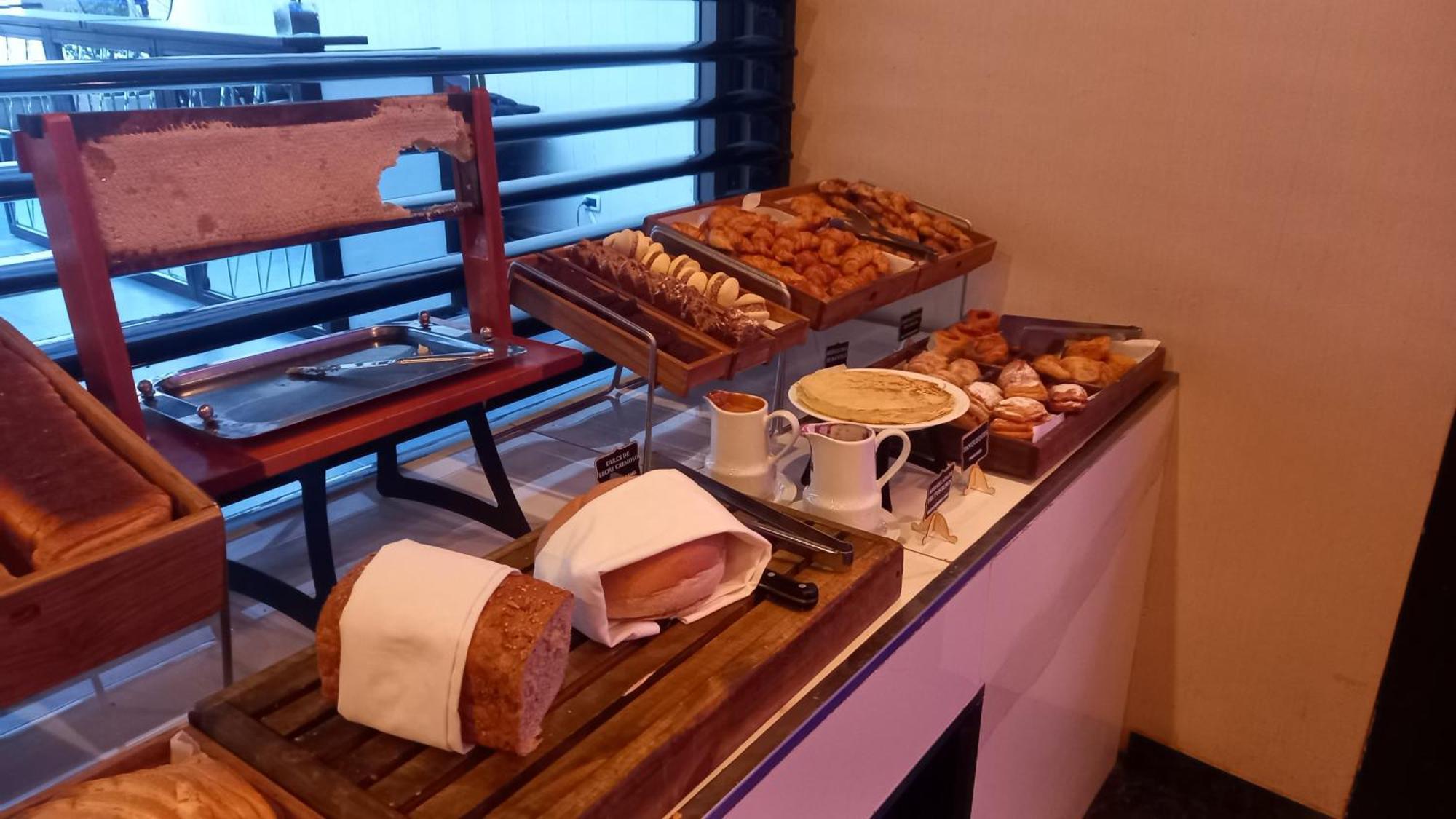 ホテル リーガル パシフィック プエルト マデロ ブエノスアイレス エクステリア 写真 A selection of bread and pastries at a buffet