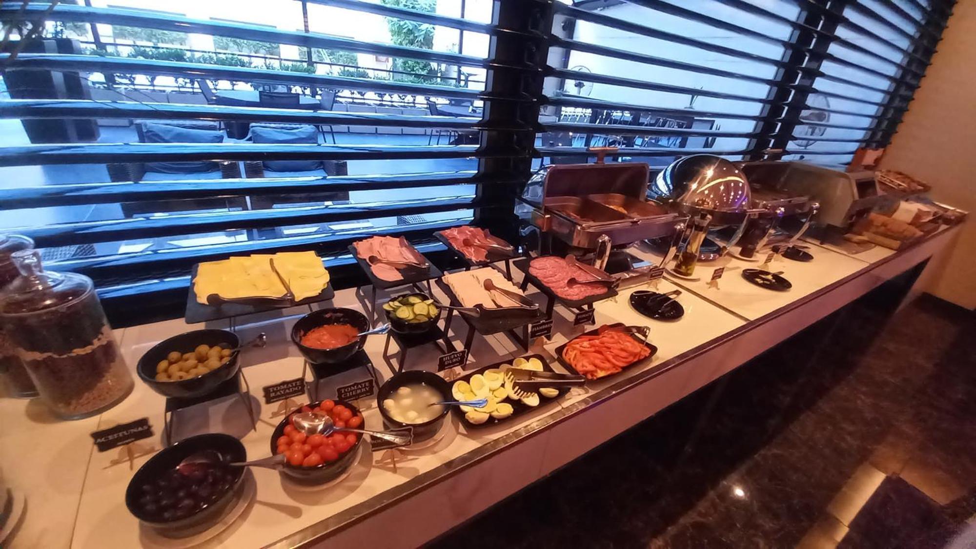 ホテル リーガル パシフィック プエルト マデロ ブエノスアイレス エクステリア 写真 A buffet at a hotel