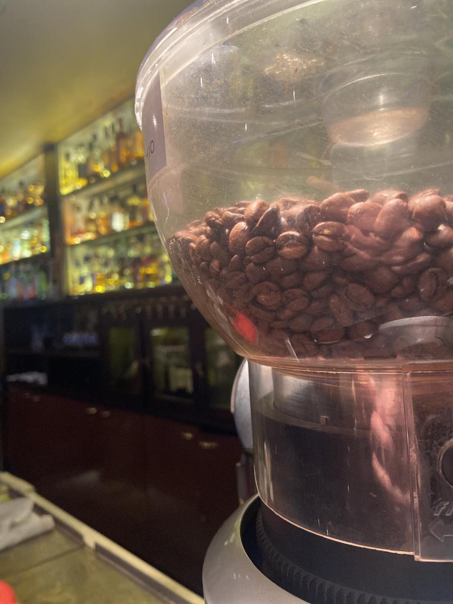 ホテル リーガル パシフィック プエルト マデロ ブエノスアイレス エクステリア 写真 Coffee beans in a coffee grinder