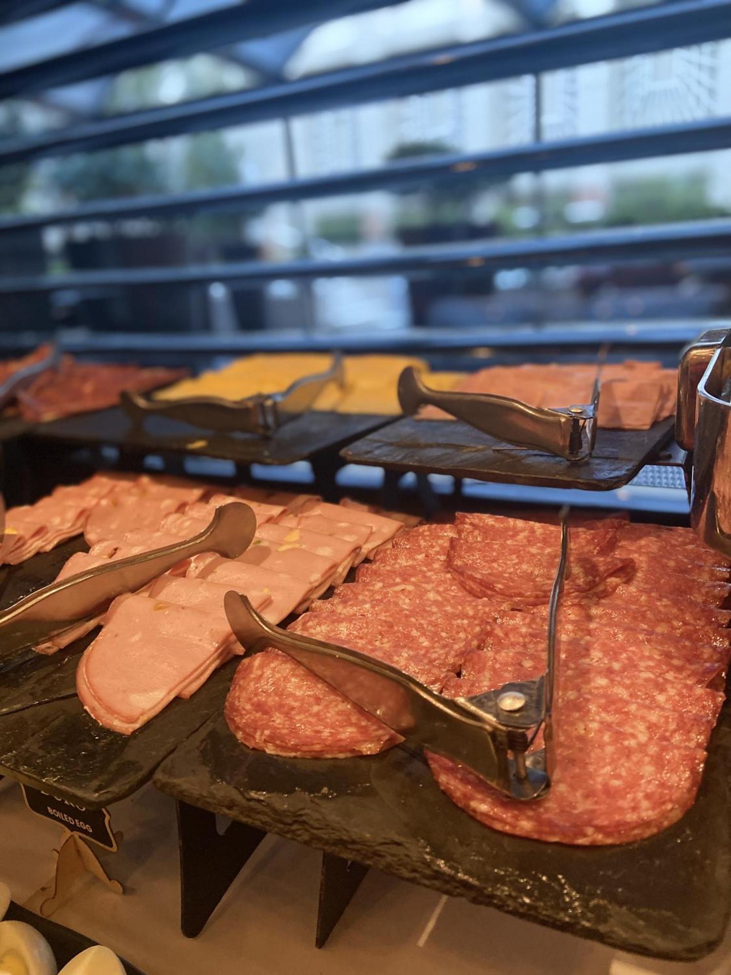 ホテル リーガル パシフィック プエルト マデロ ブエノスアイレス エクステリア 写真 A deli slicer in action