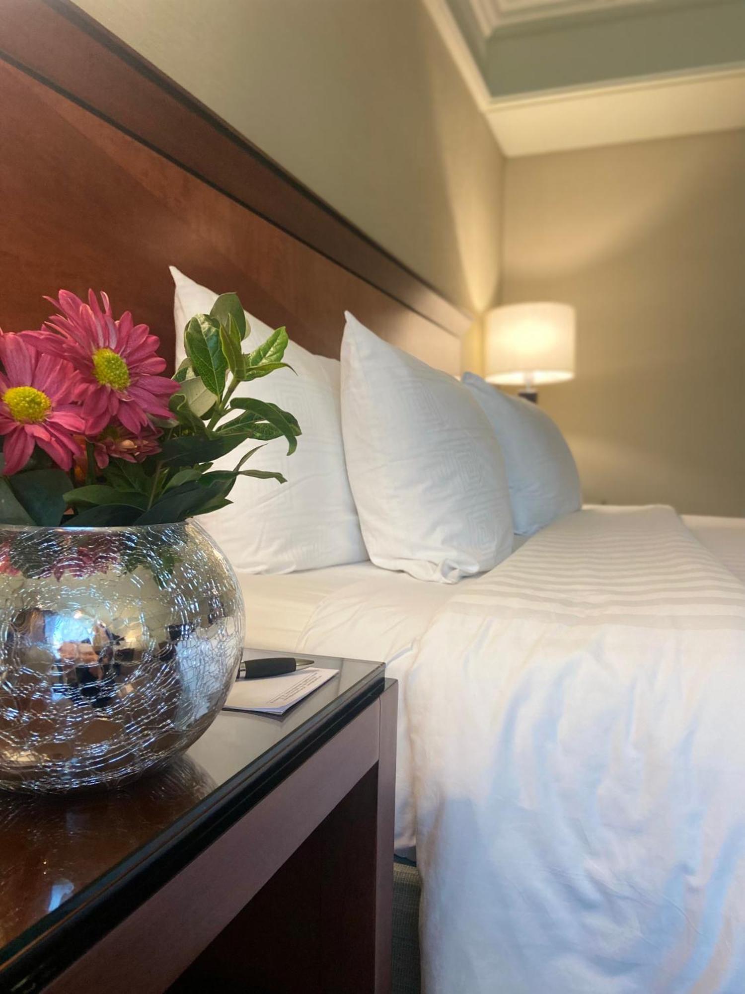 ホテル リーガル パシフィック プエルト マデロ ブエノスアイレス エクステリア 写真 A bed at the Hilton Garden Inn