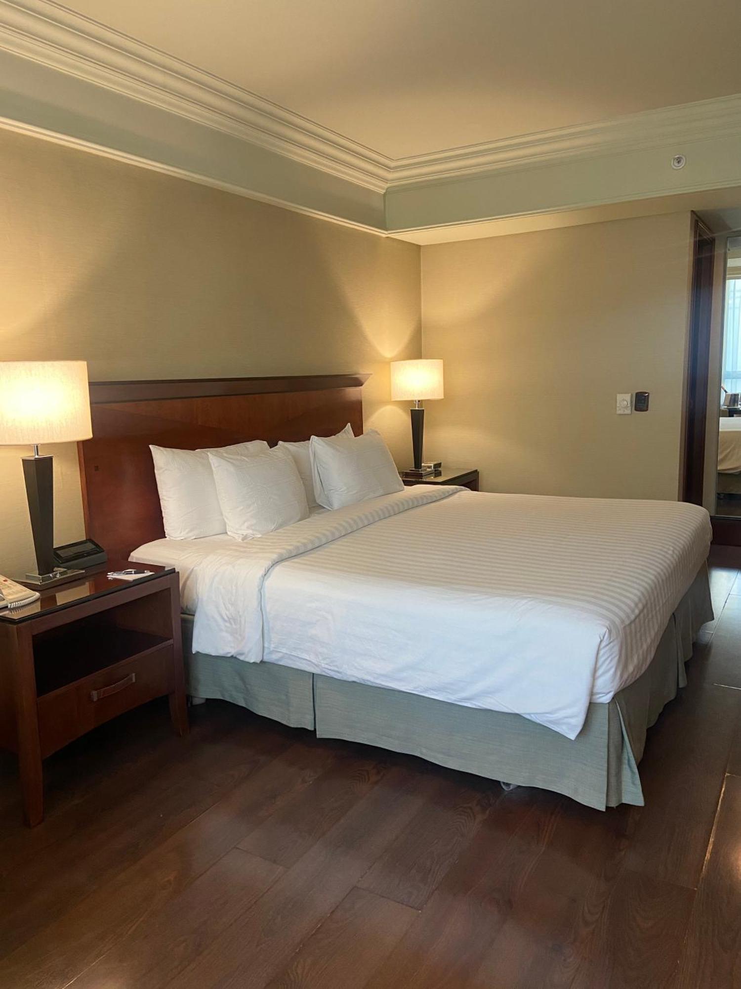 ホテル リーガル パシフィック プエルト マデロ ブエノスアイレス エクステリア 写真 A guest room at the Hilton Garden Inn in San Francisco, California