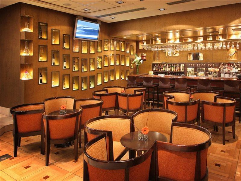 ホテル リーガル パシフィック プエルト マデロ ブエノスアイレス エクステリア 写真 The bar at the Hong Kong International Financial Centre lounge