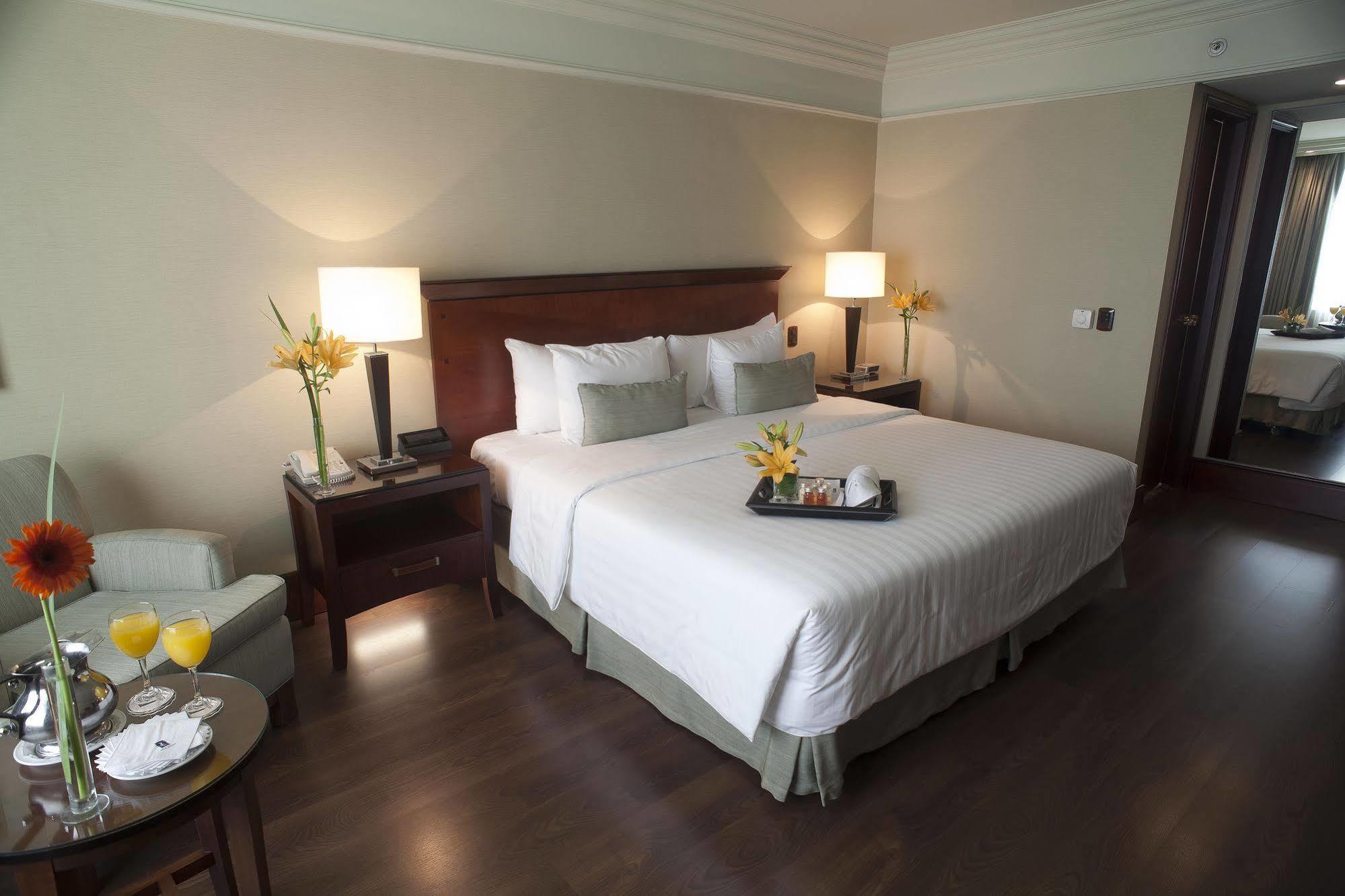 ホテル リーガル パシフィック プエルト マデロ ブエノスアイレス エクステリア 写真 A room at the hotel
