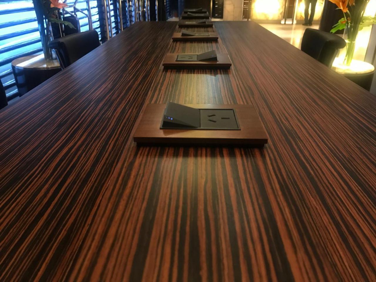 ホテル リーガル パシフィック プエルト マデロ ブエノスアイレス エクステリア 写真 A table made of ebony wood